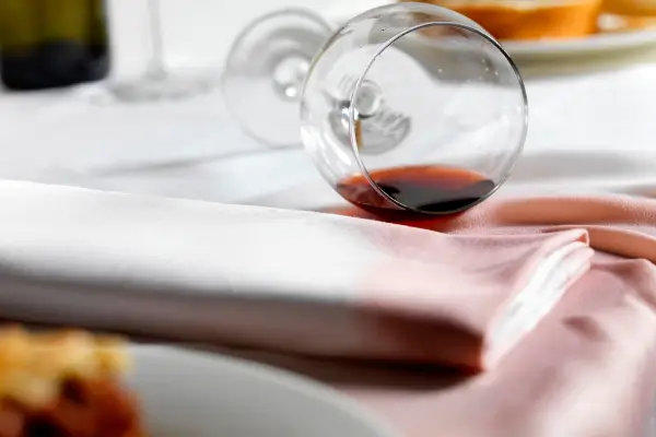Como tirar manchas de vinho de roupas facilmente